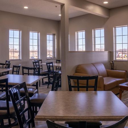 Belva Deer Inn Sigourney Екстериор снимка