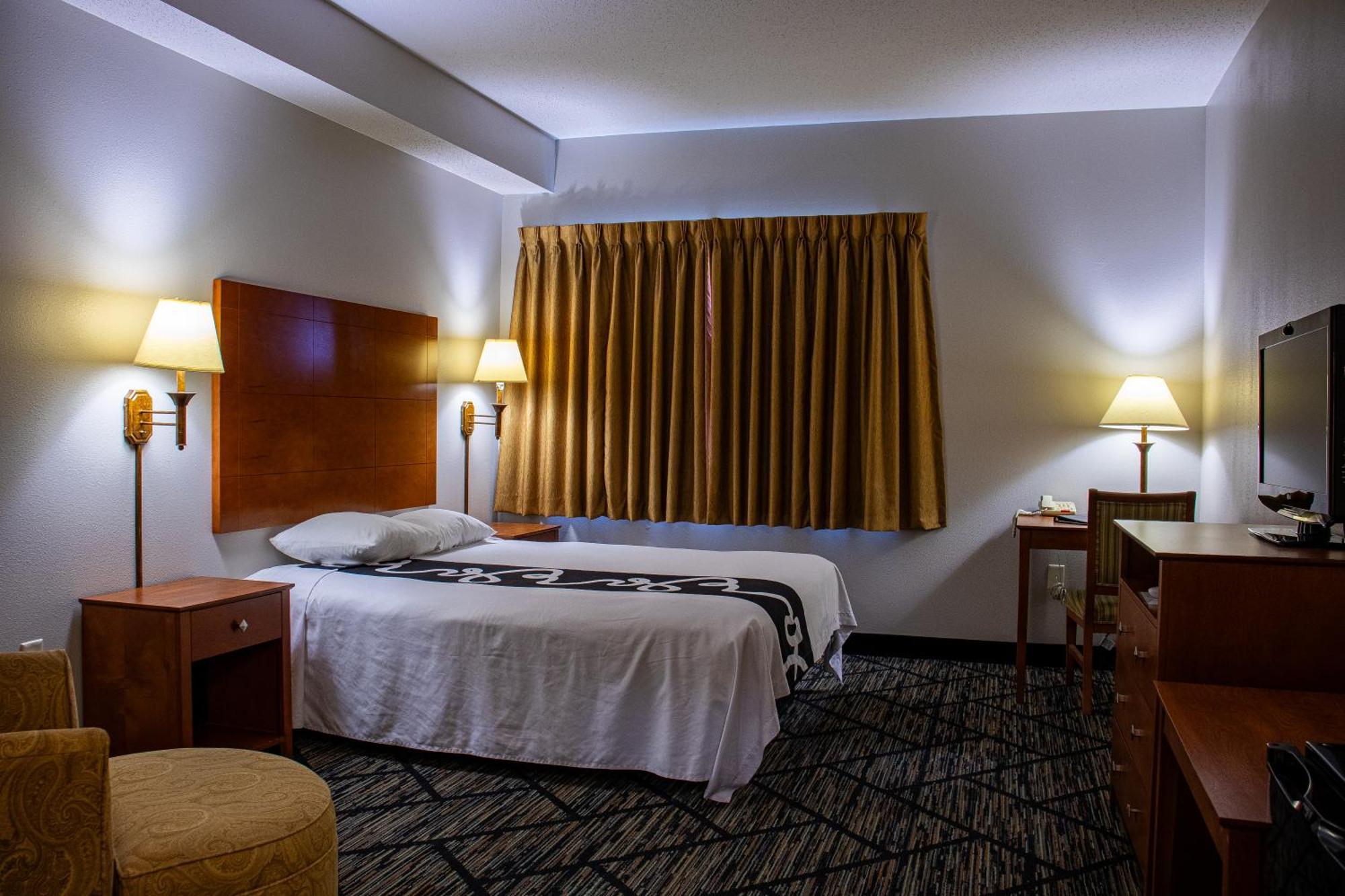 Belva Deer Inn Sigourney Екстериор снимка
